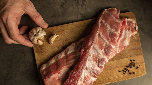 마늘과 튀기기 요리하는 돼지고기 갈비는 나무로 양념을 마늘을 — 스톡 사진
