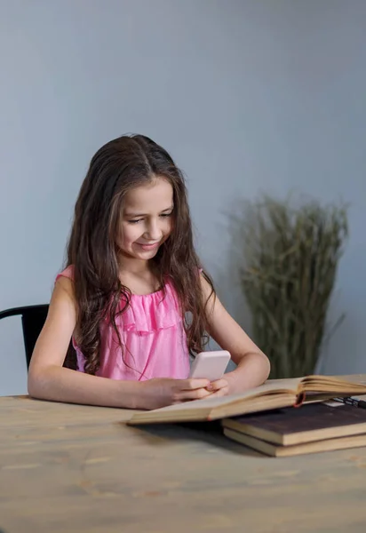 Schattig Meisje Kind Leert Online Een Mobiele App Door Videogesprek — Stockfoto
