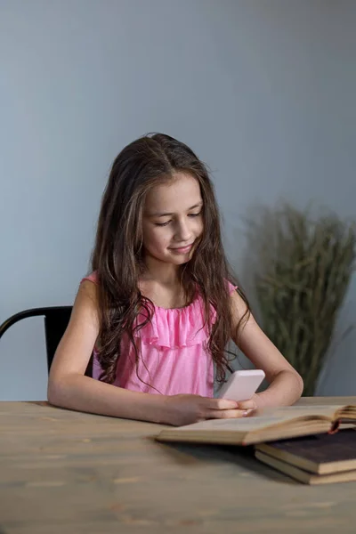 Schattig Meisje Kind Leert Online Een Mobiele App Door Videogesprek — Stockfoto