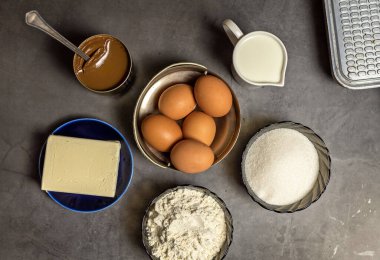 Evde waffle yapmak için gerekli malzemeler. Yumurta, un, süt, konsantre süt. Adım 1