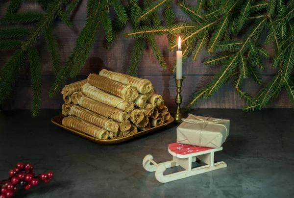 圣诞华夫饼 圣诞背景上有奶油的管子 圣诞灯火通明的节日气氛 圣诞背景与糖果 甜华夫饼干甜点 — 图库照片