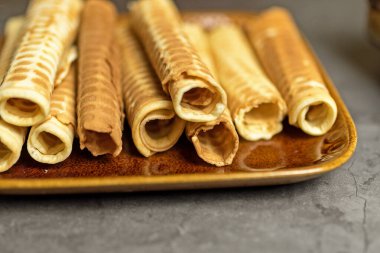 Evde waffle pişirmek. Tabakta hazır waffle 'lar. Mutfak geçmişi. Adım adım talimatlar