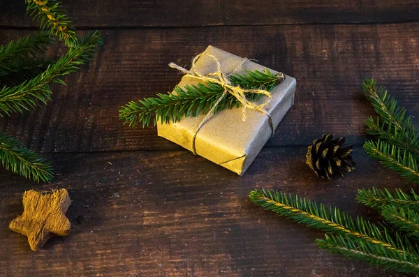 Bastelschachtel Mit Weihnachtsbaumzweig Auf Holzgrund — Stockfoto