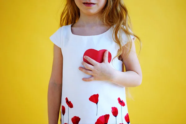 Liten Flicka Trycker Ett Rött Pappershjärta Mot Bröstet Hälsa Och — Stockfoto