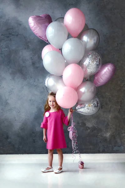 Petite Fille Robe Rose Avec Des Ballons Roses Gris Sur — Photo