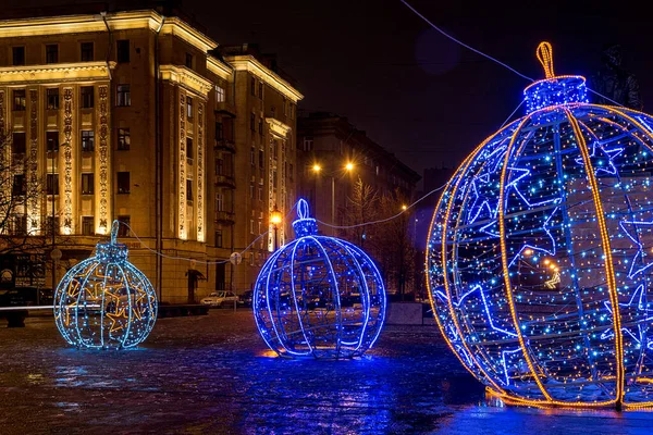 Juldekorerad Stad Petersburg Ryssland Stora Glödande Julbollar — Stockfoto