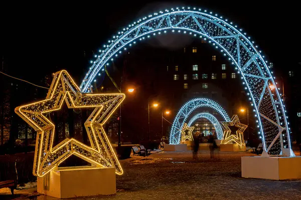 Juldekorerad Stad Petersburg Ryssland Stora Lysande Valv Med Stjärna — Stockfoto