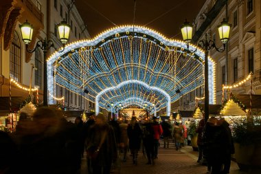 Malaya Sadovaya Caddesi, St. Petersburg, Rusya 'da Noel akşamının kemerli ışıkları. Uzun bir deklanşör hızıyla çekim.