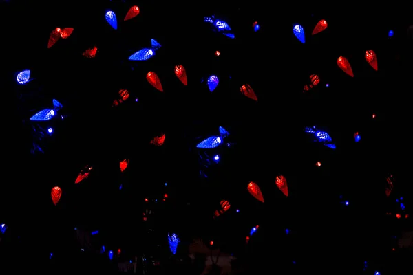 Fondo Bokeh Abstracto Luces Navideñas Azules Rojas Sobre Fondo Negro —  Fotos de Stock