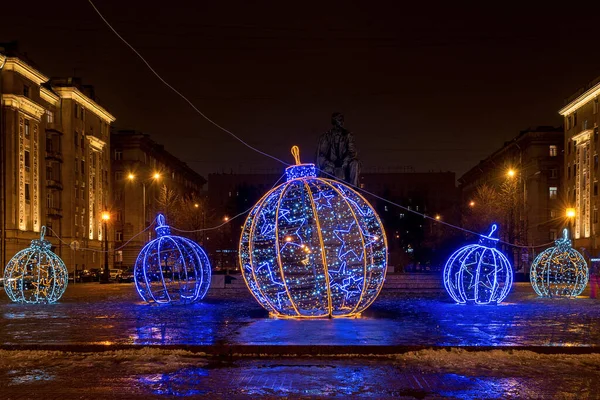 Juldekorerad Stad Petersburg Ryssland Stora Glödande Julbollar — Stockfoto
