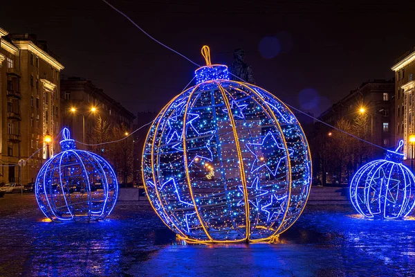 Juldekorerad Stad Petersburg Ryssland Stora Glödande Julbollar — Stockfoto