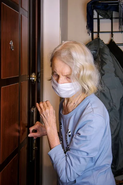Сиди Дома Самоизоляция Предотвратить Пандемию Коронавируса Пожилая Женщина Защитной Маске — стоковое фото