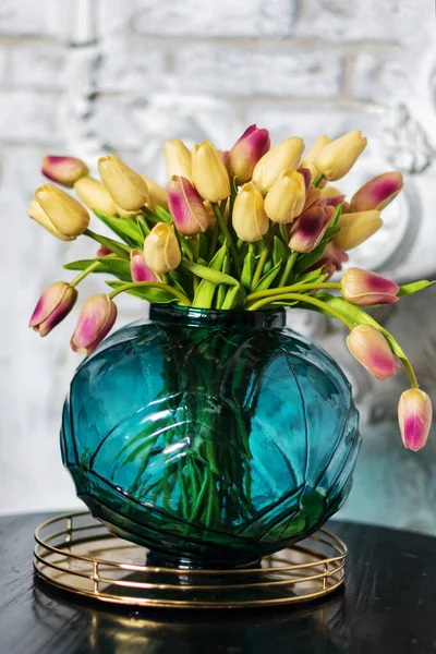 Kleurrijke Tulpen Een Mooie Glazen Vaas — Stockfoto