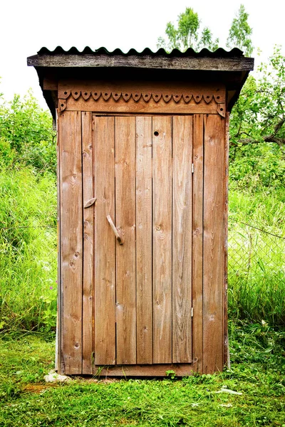 Klein Oud Houten Toilet Buiten Zomer — Stockfoto