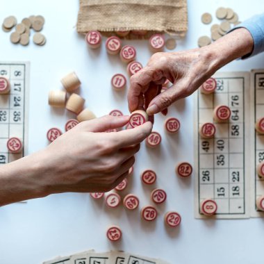 Lotto Aile Masa Oyunu. Soğuk bir kış gününde ya da yeni bir salgın ortamında evinizde oynayın. Yukarıdan görünüşü