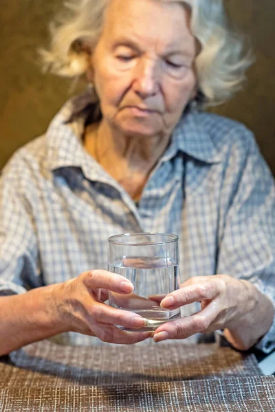 Manos Ancianas Sosteniendo Vaso Agua Triste Anciana — Foto de Stock