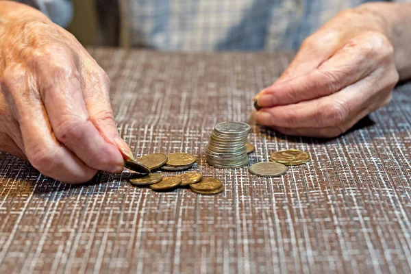 Mãos Uma Mulher Idosa Moedas Para Salvação Conceito Poupar Dinheiro — Fotografia de Stock