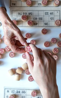 Lotto Aile Masa Oyunu. Soğuk bir kış gününde ya da yeni bir salgın ortamında evinizde oynayın. Yukarıdan görünüşü