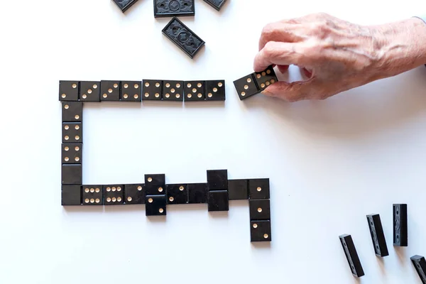 Eğlenceli Bir Domino Oyunu Için Aile Eğlencesi Yaşlı Bir Kadının — Stok fotoğraf