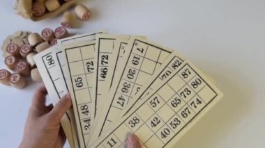 Aile oyunu Lotto 'da kart dağıtımı. Soğuk bir kış gününde ya da yeni bir salgın ortamında evinizde oynayın. Yukarıdan görünüşü.