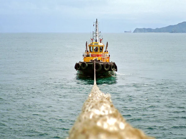 Pequeno Rebocador Puxa Grande Navio Para Porto Reboque — Fotografia de Stock
