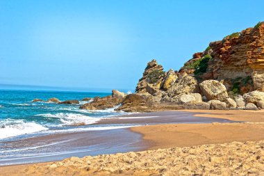 İspanya, Cadiz yakınlarında Atlantik kıyısında terk edilmiş bir plaj.