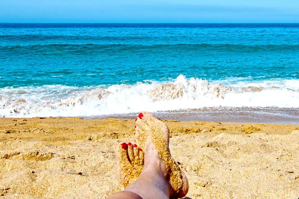Pés Mulher Numa Praia Deserta Costa Atlântica Perto Cádiz Espanha — Fotografia de Stock