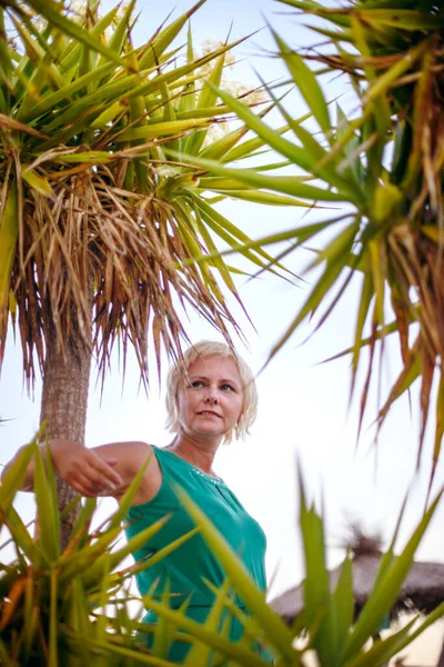 Glückliche Erwachsene Frau Kleid Zwischen Palmen Genießt Den Sommerurlaub Strand — Stockfoto