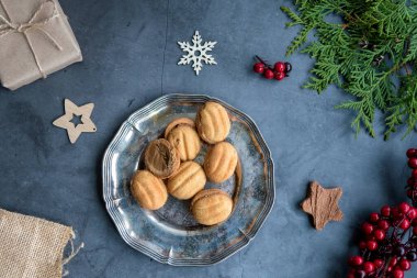 Çerçevelenmiş Noel dekorasyonları, hediyeler, fındıklar ve thuja. Noel düzeni