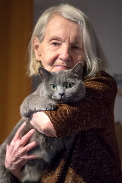 Eine Ältere Frau Mit Einer Katze Blickt Die Kamera Die — Stockfoto