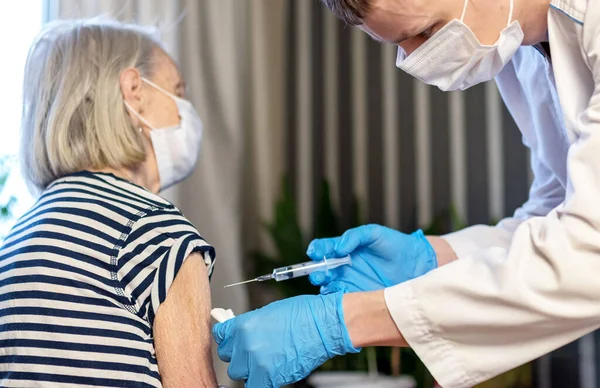 Mujer Años Recibe Vacuna Covid Médico Casa Vacunación Ancianos Una — Foto de Stock