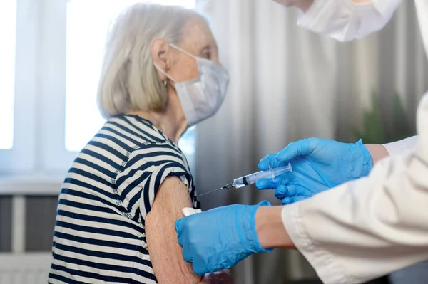 Mujer Años Recibe Vacuna Covid Médico Casa Vacunación Ancianos Una — Foto de Stock
