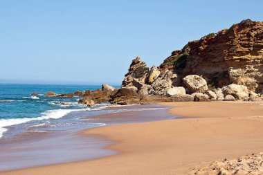İspanya, Cadiz yakınlarında Atlantik kıyısında terk edilmiş bir plaj.