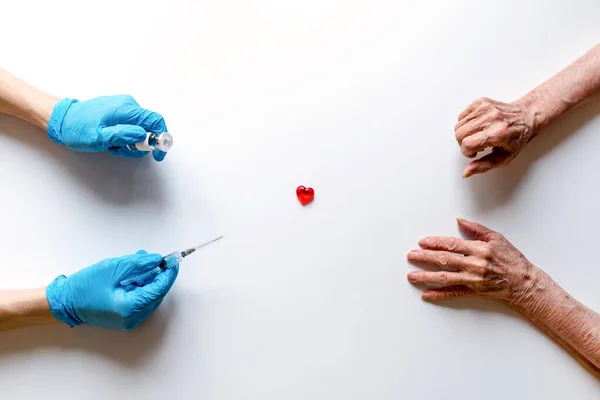 Jeringa Médica Ampolla Con Medicamento Las Manos Médico Guantes Médicos — Foto de Stock