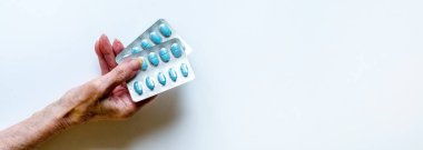 Yaşlı ellerde hap kabarcıkları var. Pankart