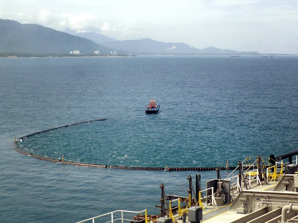 Tug Tanker Fencing Oil Spill Sea — Stock Photo, Image