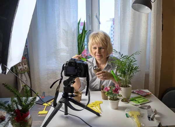 Social Media Konzept Frau Sitzt Hause Mit Kamera Und Zeichnet — Stockfoto