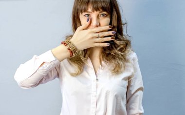 Duygusal, genç bir kadın yüzü. Yarı boy bir kadın portresi. İnsan duyguları, yüz ifadesi kavramı..