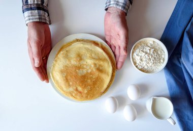 Bir sürü krep beyaz bir tabağa istiflenmiş. Kıtır kıtır olmuş ince krepler. Krep günü. Kahvaltı ve karnaval için gözleme. Gıda arkaplanı.