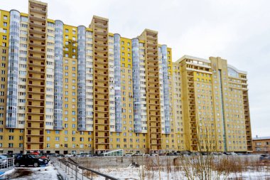 Çok katlı bir apartmanın yeni binası. Kahverengi ve bej renkli çok katlı bir bina. Modern konut inşaatı. Konut hisseleri.