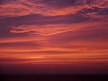 Gece gökyüzünün güzel arkaplanı kırmızı.