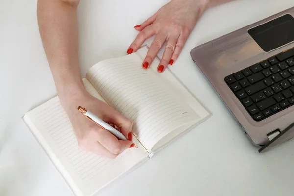 Primo Piano Delle Mani Una Giovane Donna Che Scrive Piano — Foto Stock