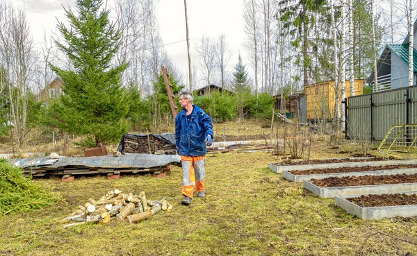 Людина Своїй Земельній Ділянці Готується Садівничого Сезону Навесні Порожні Грядки — стокове фото