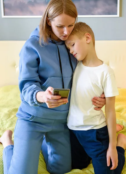 Jonge Moeder Casual Kleren Het Bed Naast Haar Zoon Zoek — Stockfoto