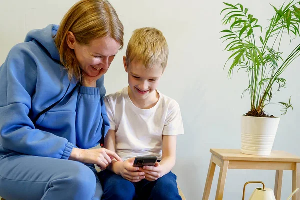 Jonge Moeder Casual Kleren Naast Haar Zoon Zoek Naar Informatie — Stockfoto