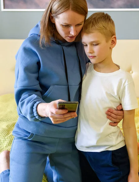 Jonge Moeder Casual Kleren Het Bed Naast Haar Zoon Zoek — Stockfoto