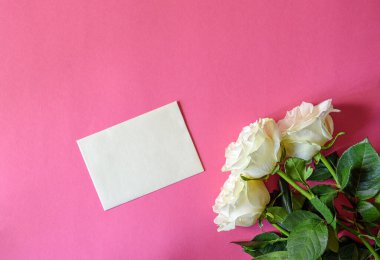 Pembe arka planda üç beyaz gül ve kalpler olan kartpostal. Çiçek kavramlı tebrik kartı. Tatil tebrik kartı. Üst manzara, düz uzanma