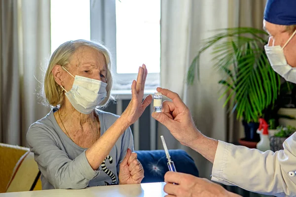 Médico Que Cuida Ayuda Una Abuela Anciana Negativa Años Paciente — Foto de Stock