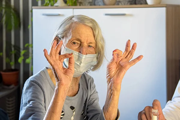 Médecin Soignant Grand Mère Âgée Positive Masquée Maison Hôpital Montrent — Photo