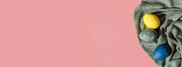Тканинний Банер Різнокольоровими Великодніми Яйцями Пастельних Тонах Рожевому Фоні Святом — стокове фото